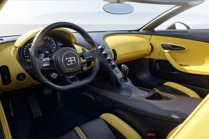 bugatti w16 mistral interior painel com acabamento em preto e amarelo