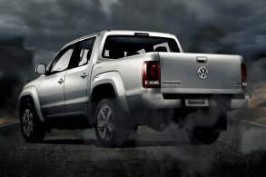 traseira da volkswagen amarok 2015 prata em estrada com fumaca representando o dieselgate no brasil