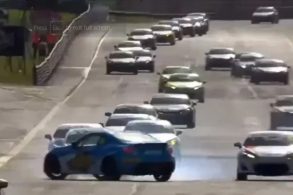 toyota gr 86 evita acidente manobra videogame