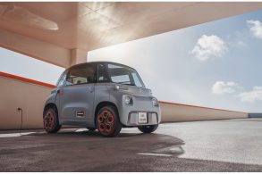 citroen ami cinza ceu azul estacionado