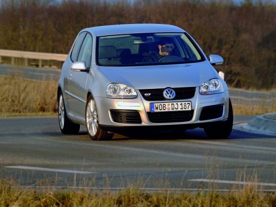 volkswagen golf gt 3 door prata frente fazendo curva em pista