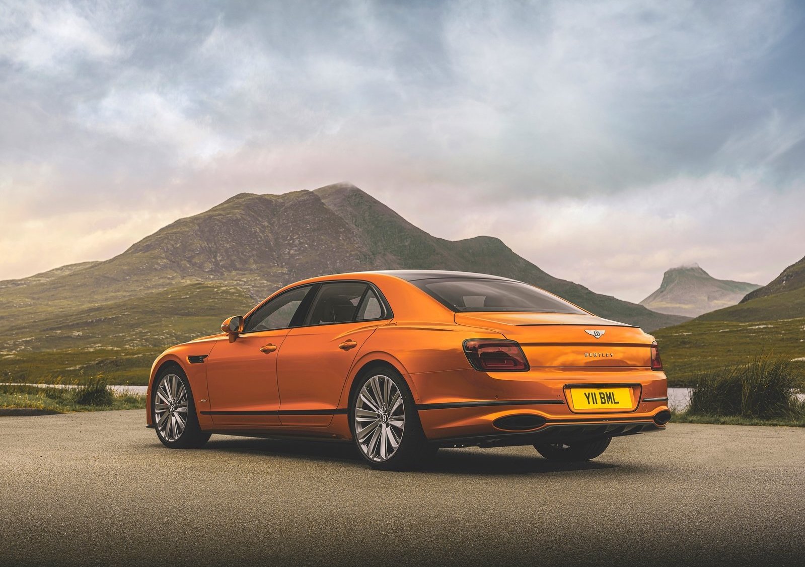 bentley flying spur speed 2023 traseira laranja