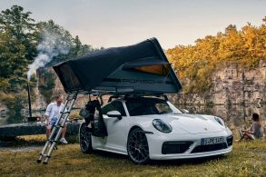 porsche 911 branco na beira de um rio com barraca no teto 1