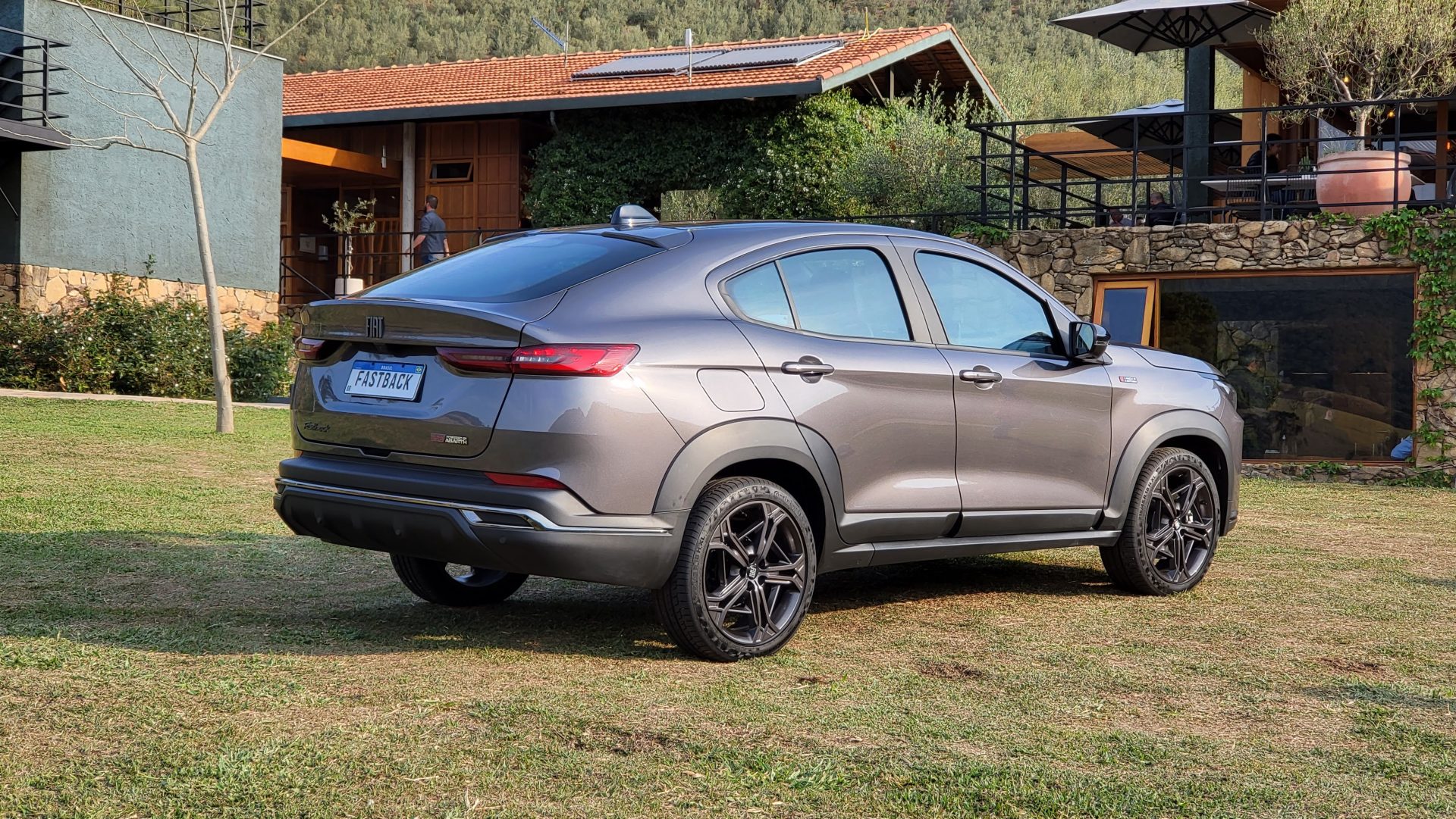 fiat fastback 2023 cinza traseira