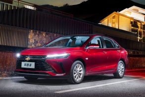 chevrolet monza 2023 vermelho frente com farol aceso