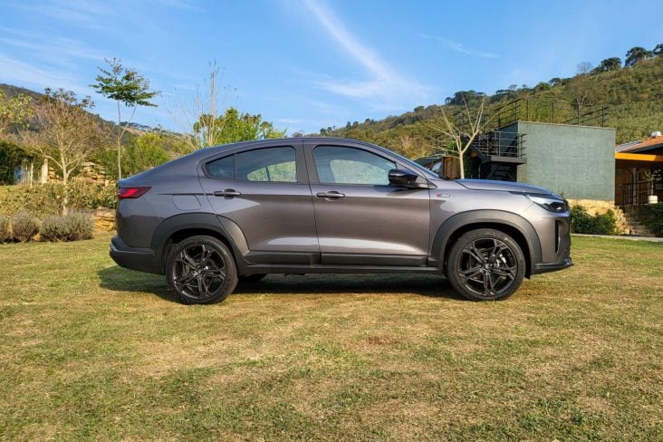 fiat fastback limited edition powered by abarth 2023 cinza lateral parado em campo