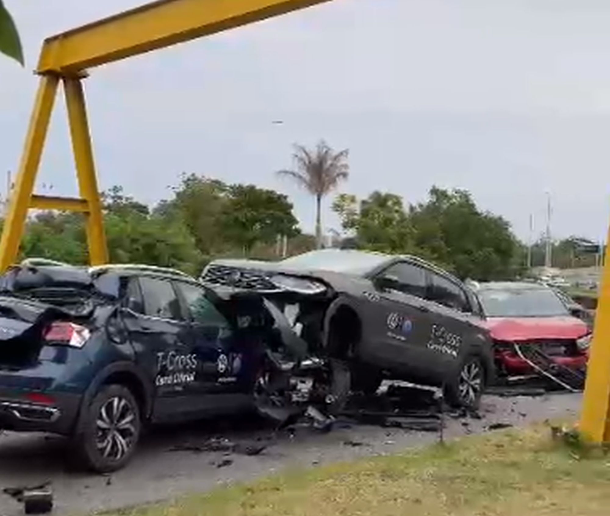 Carro fica destruído após cair de caminhão-cegonha que entalou em