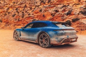 porsche taycan 4s cross turismo azul traseira parado sujo de terra