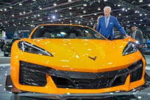 joe biden presidente dos eua com corvette z06 laranja no salao de detroi