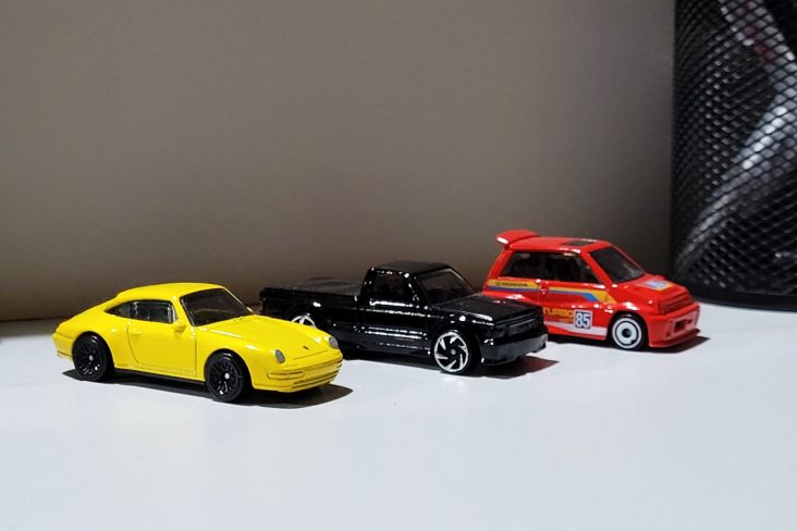 tres miniaturas hot wheels em mesa