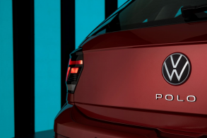 traseira do volkswagen polo 2023 vermelho com foco no logo