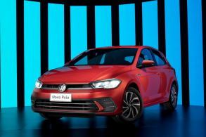 volkswagen polo 2023 vermelho estatico com fundo azul