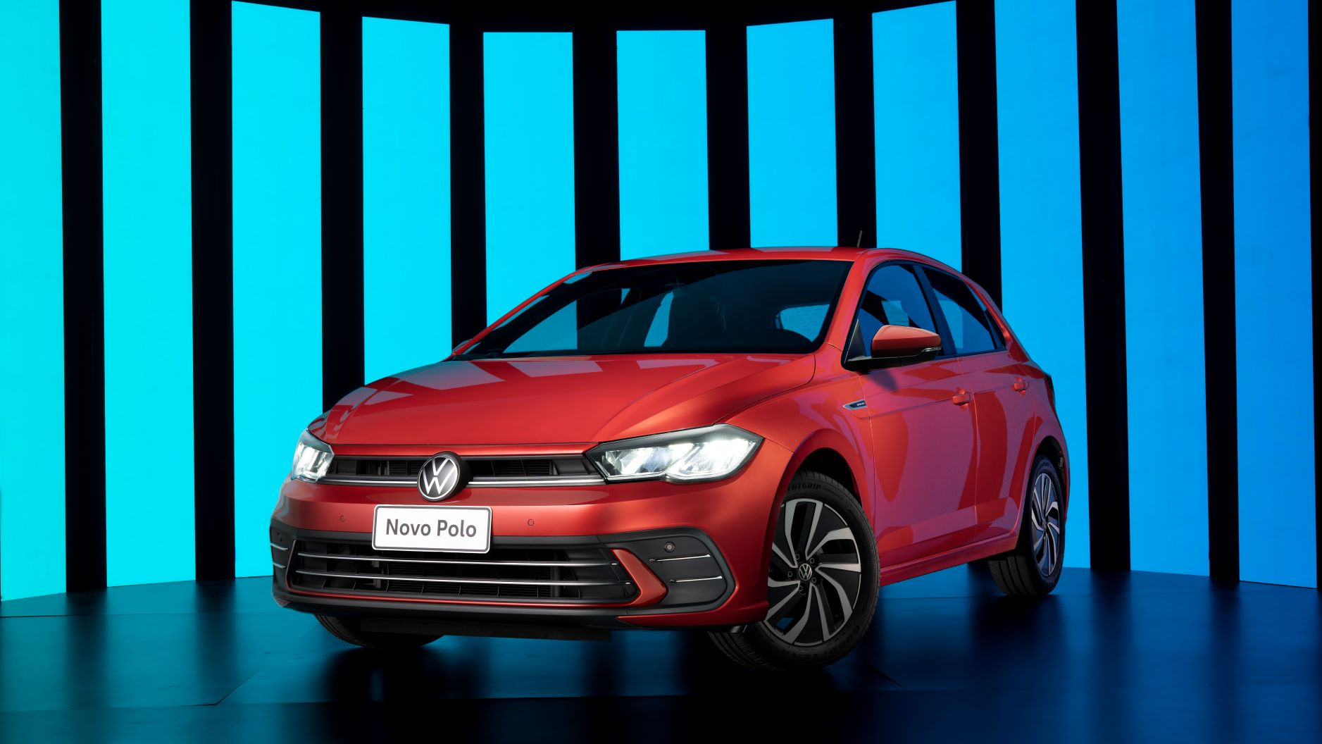 volkswagen polo 2023 vermelho estatico com fundo azul