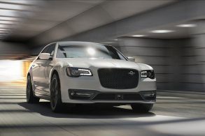 chrysler 300c 2023 branco de frente em movimento