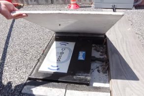 rua carrega carro eletrico bobina asfalto japao
