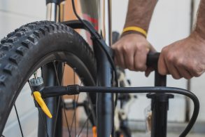 enchendo pneu de bicicleta com bomba de ar