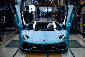ultima unidade do lamborghini aventador azul claro pronto na linha de montagem com portas abertas