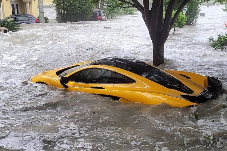 mclaren p1 laranja submergido pelo furacao ian