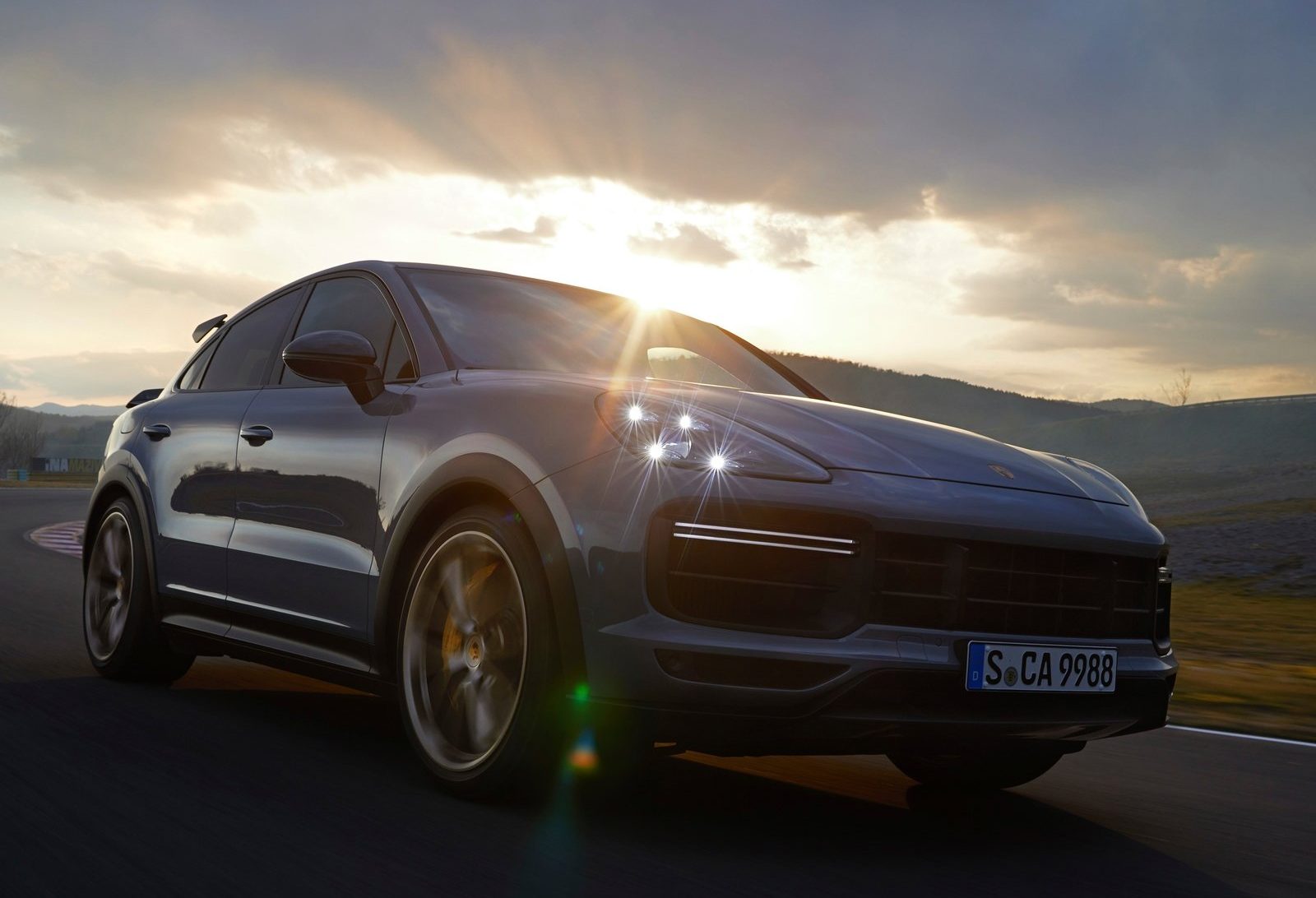 porsche cayenne turbo gt 2022 em movimento cinza marcas premium