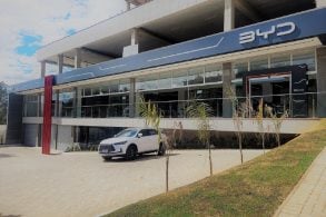 BYD inaugura concessionária