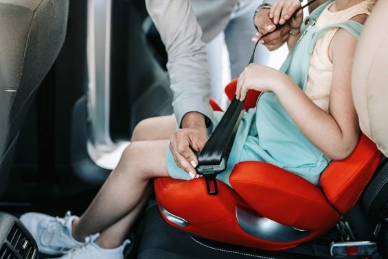Cadeirinha grátis no avião: o que muda para quem viaja com filhos