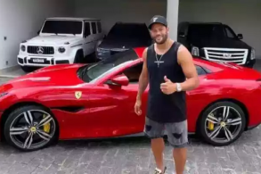 hulk posa em frente aos veiculos