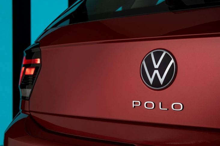 volkswagen polo 2023 detalhe emblema