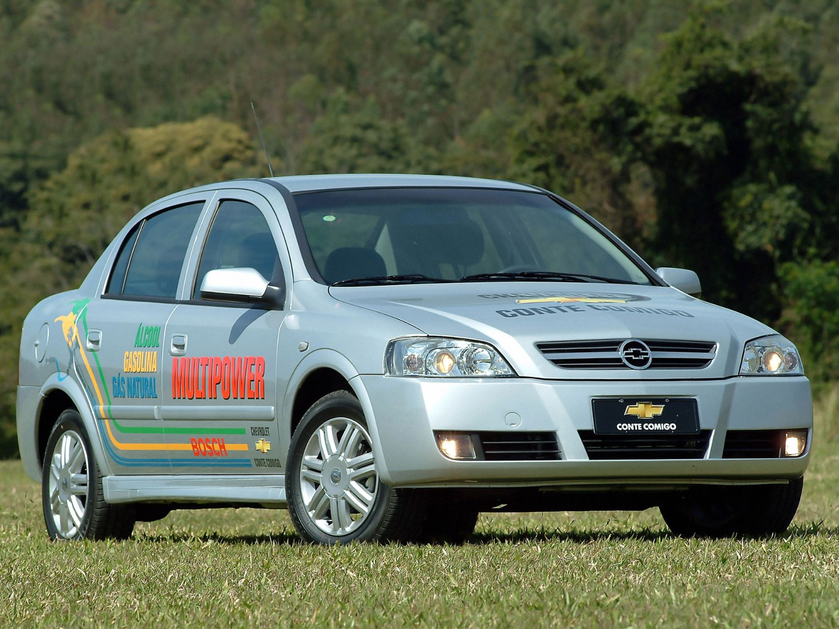 chevrolet astra multipower sedan prata frente parado em gramado