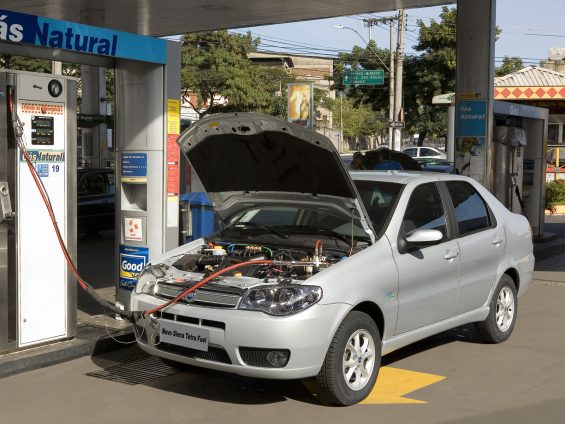 fiat siena tetrafuel prata abastecendo em posto com gnv