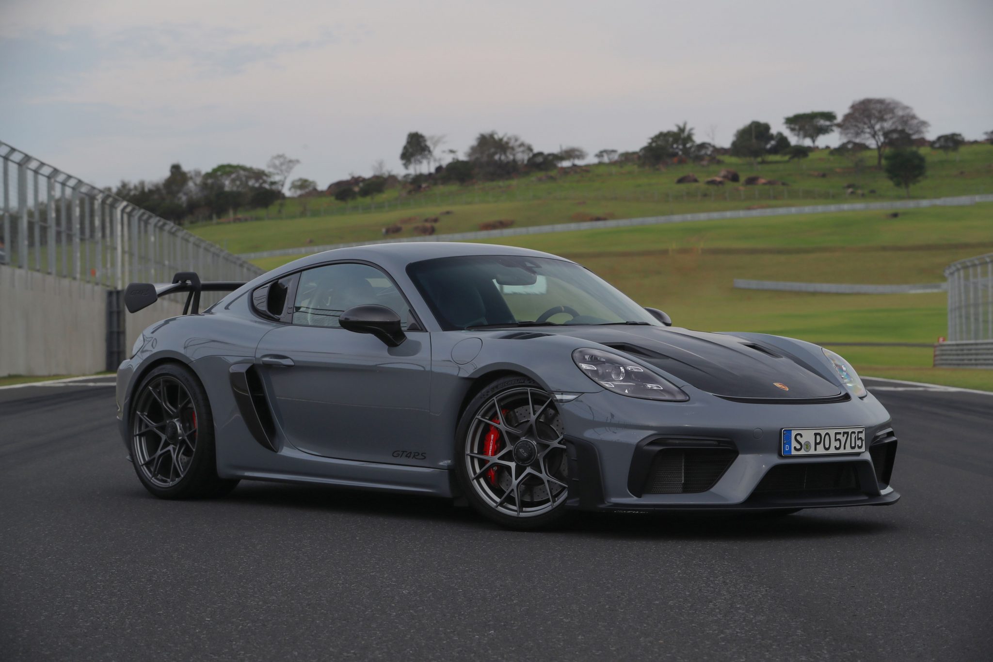 [VÍDEO] Avaliação do furioso Porsche 718 Cayman GT4 RS