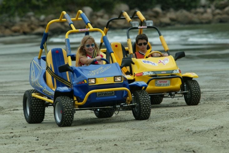 Crianças em carros de corrida