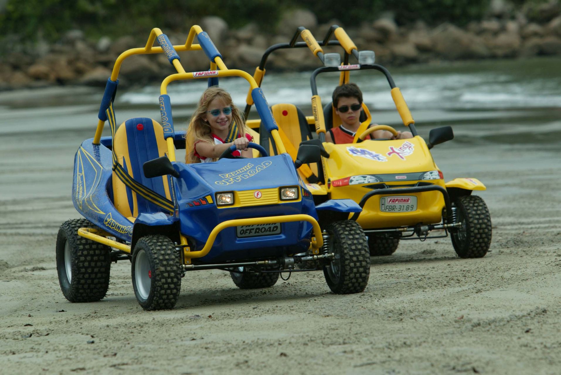 Garotinho Brincando Em Um Carro Off Road De Brinquedo Com Um