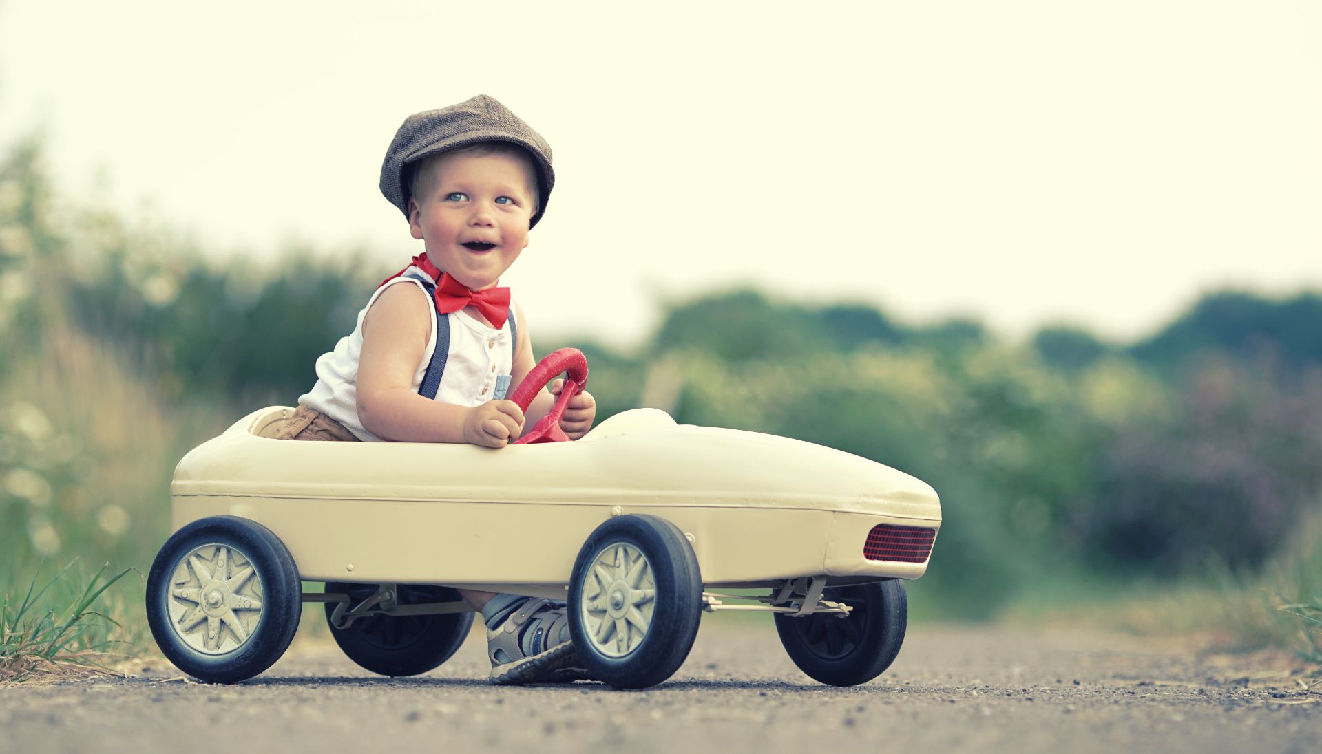 shutterstock crianca dirigindo carrinho de pedal