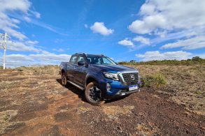 nissan frontier platinum 2023 azul frente tres quartos