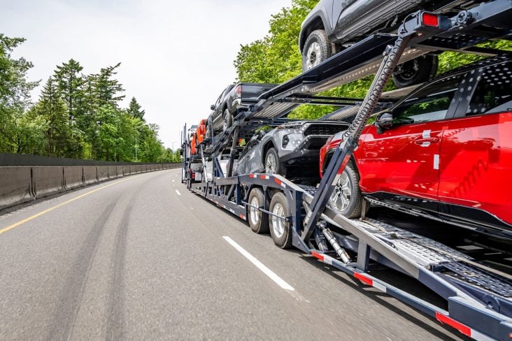 shutterstock caminhao cegonha transportando carros eua