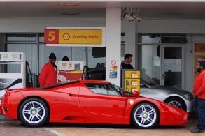 ferrari enzo abastecendo em posto de combustivel