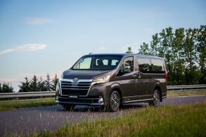 toyota hiace vx premium cinza frente parado em pista