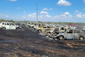incendio fazenda texas cigarro destroi 73 carros