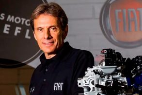 engenheiro claudio demaria fca stellantis ao lado de motor