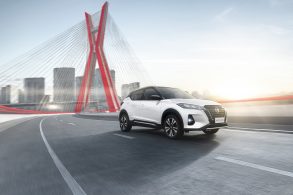 nissan kicks branco com ponte ao fundo