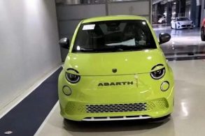 abarth 500 eletrico 2023 vert spyshot av