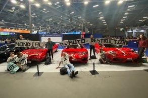 ativistas colados em ferrari salao de paris