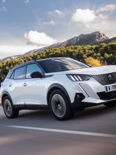 peugeot e 2008 gt branco frente em rodovia modelo europeu