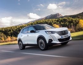 peugeot e 2008 gt branco frente em rodovia modelo europeu