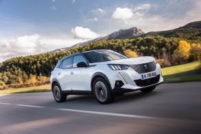 peugeot e 2008 gt branco frente em rodovia modelo europeu