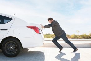 homem empurrando carro portal