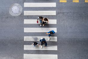 shutterstock pedestres atravessando rua na faixa