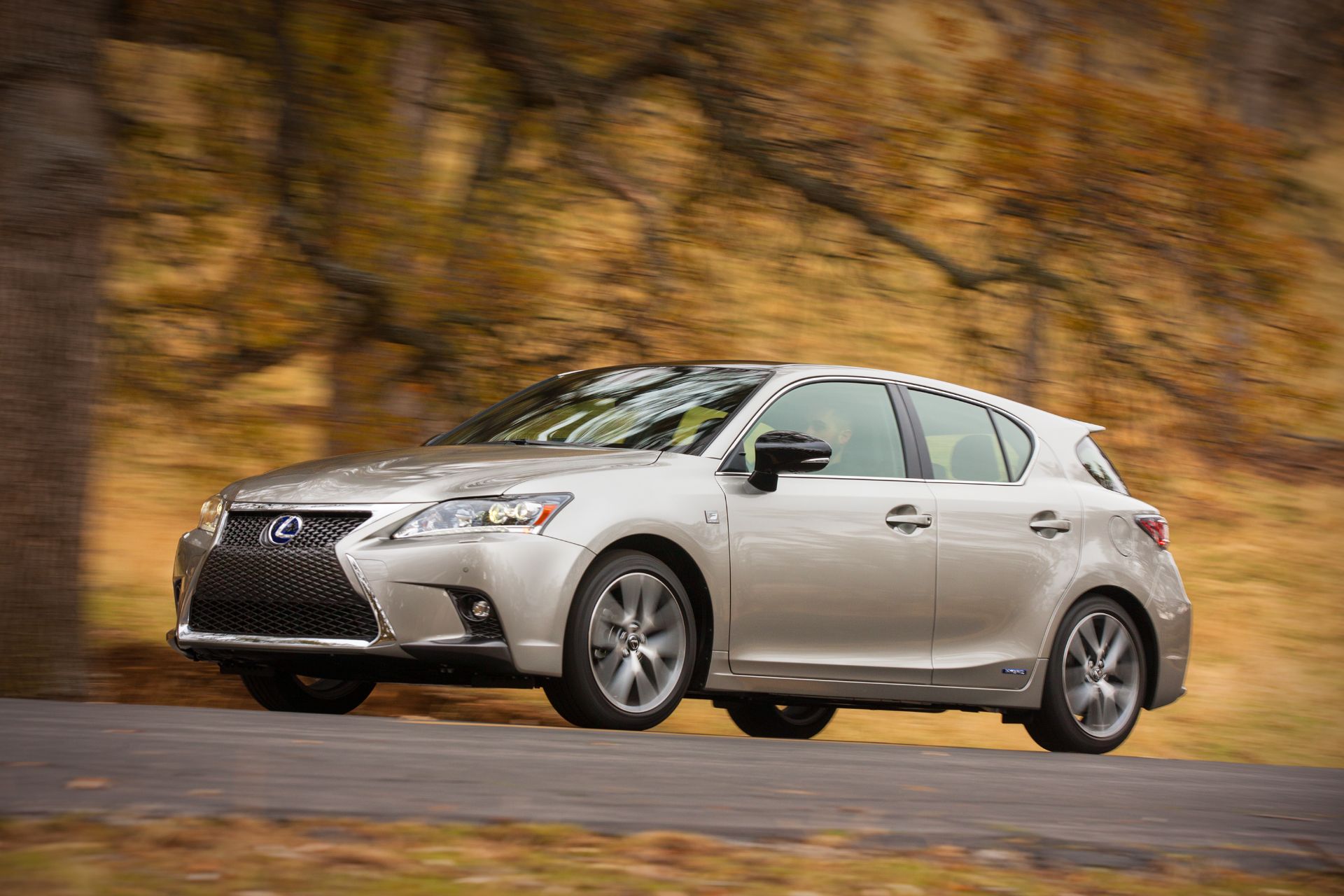 lexus ct 200h f sport cinza frente em movimento estrada outono