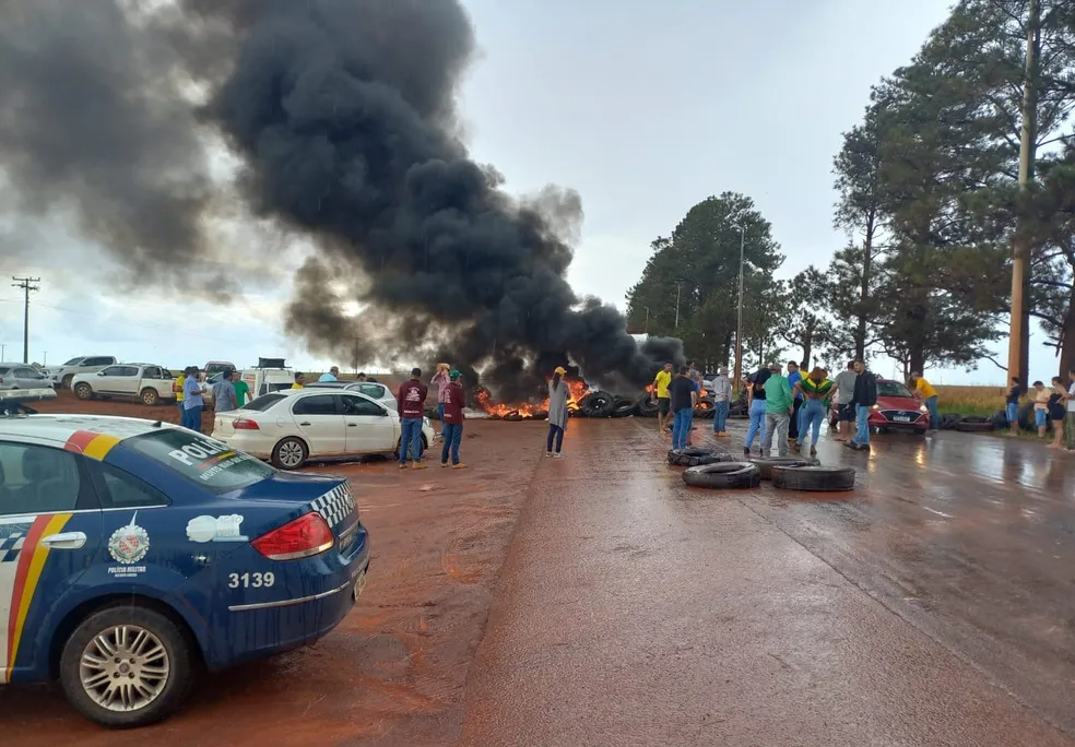 pneus queimados e carros parados em rodovia indicando interdicao foto policia rodoviaria federal
