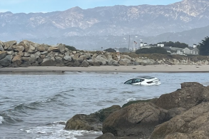 tesla model 3 afundado agua praia california santa barbara